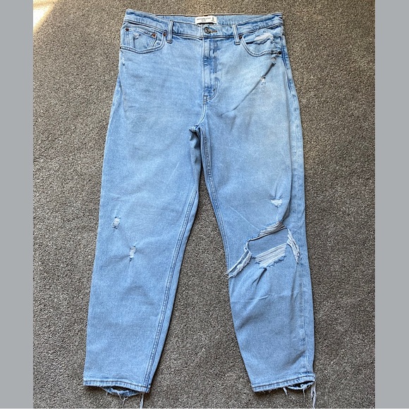 🎉Abercrombie & Fitch The Mom High Rise Jean, Women size 31/12 ,Light Wash. - Picture 3 of 4